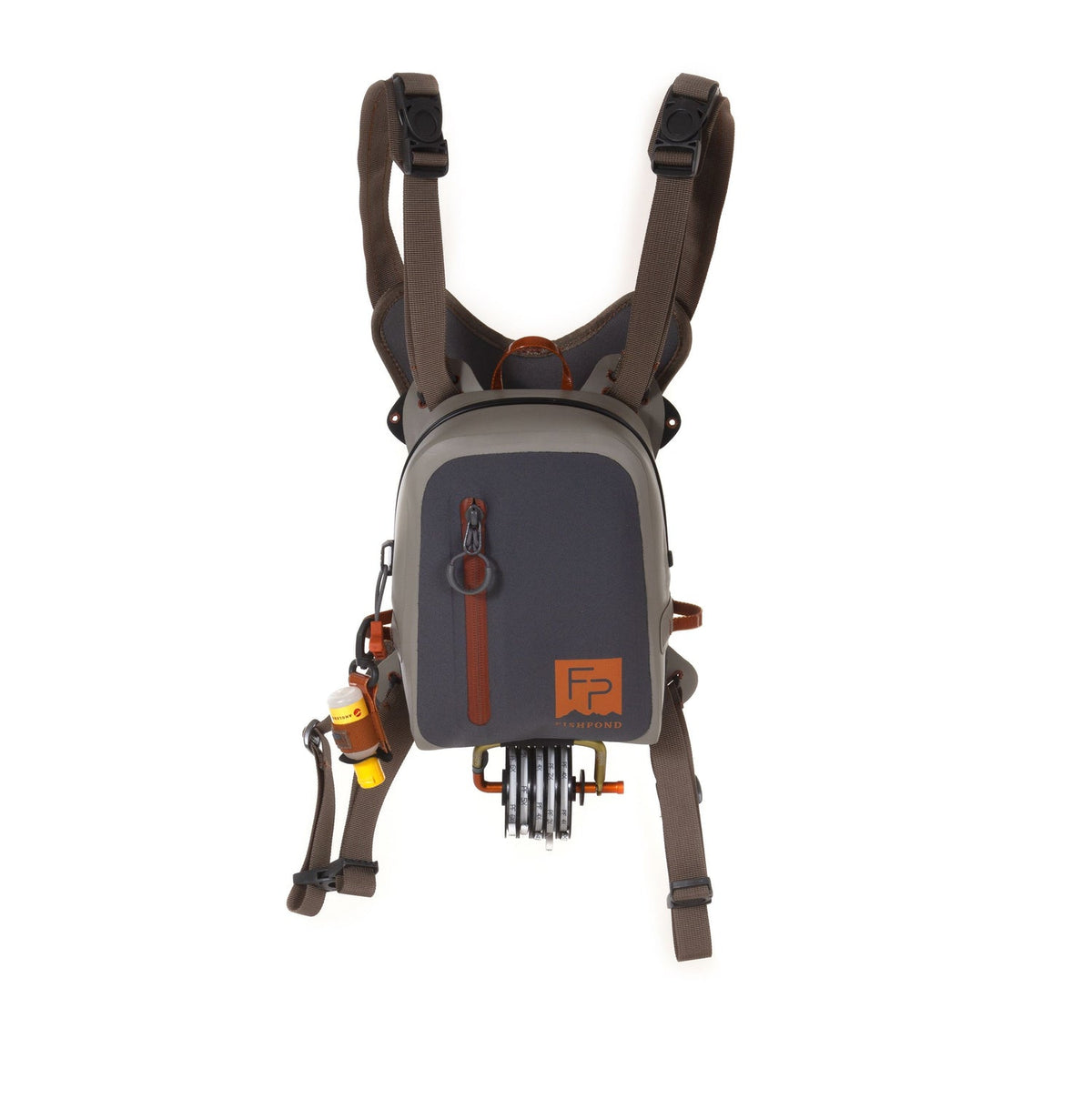 Fishpond Thunderhead Chest Pack i Eco Shale, vist med flaske og spoleholder som ikke medfølger.