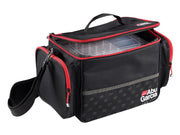 Abu Garcia Shoulder Bag i sort og rød med åbent hovedrum og synlig grejboks.
