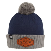 Abu Garcia Sölv Beany med marineblå top, lyst ombuk, kvast og Sölv-logo foran.